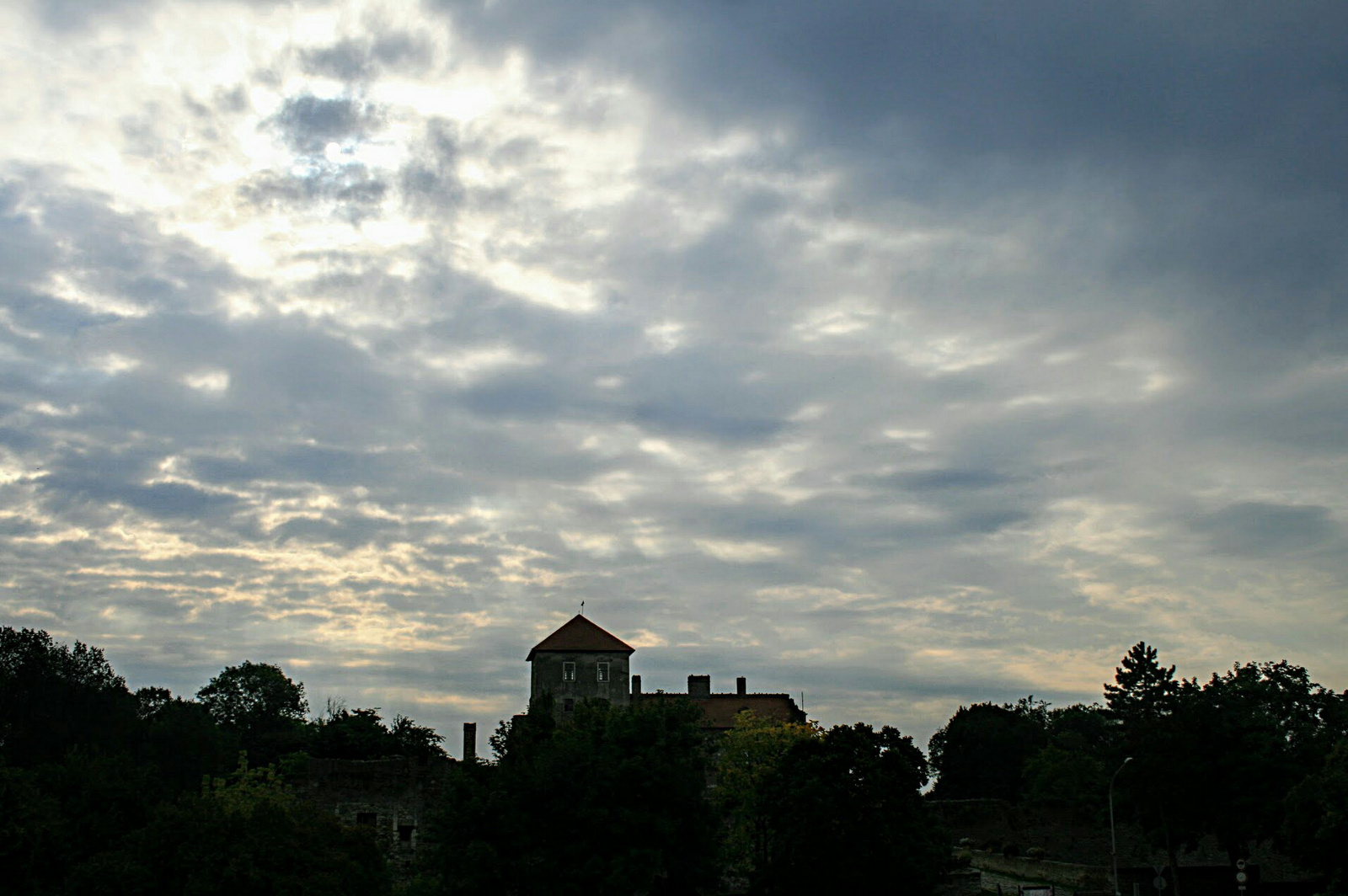 Viharfelhők a vár felett
