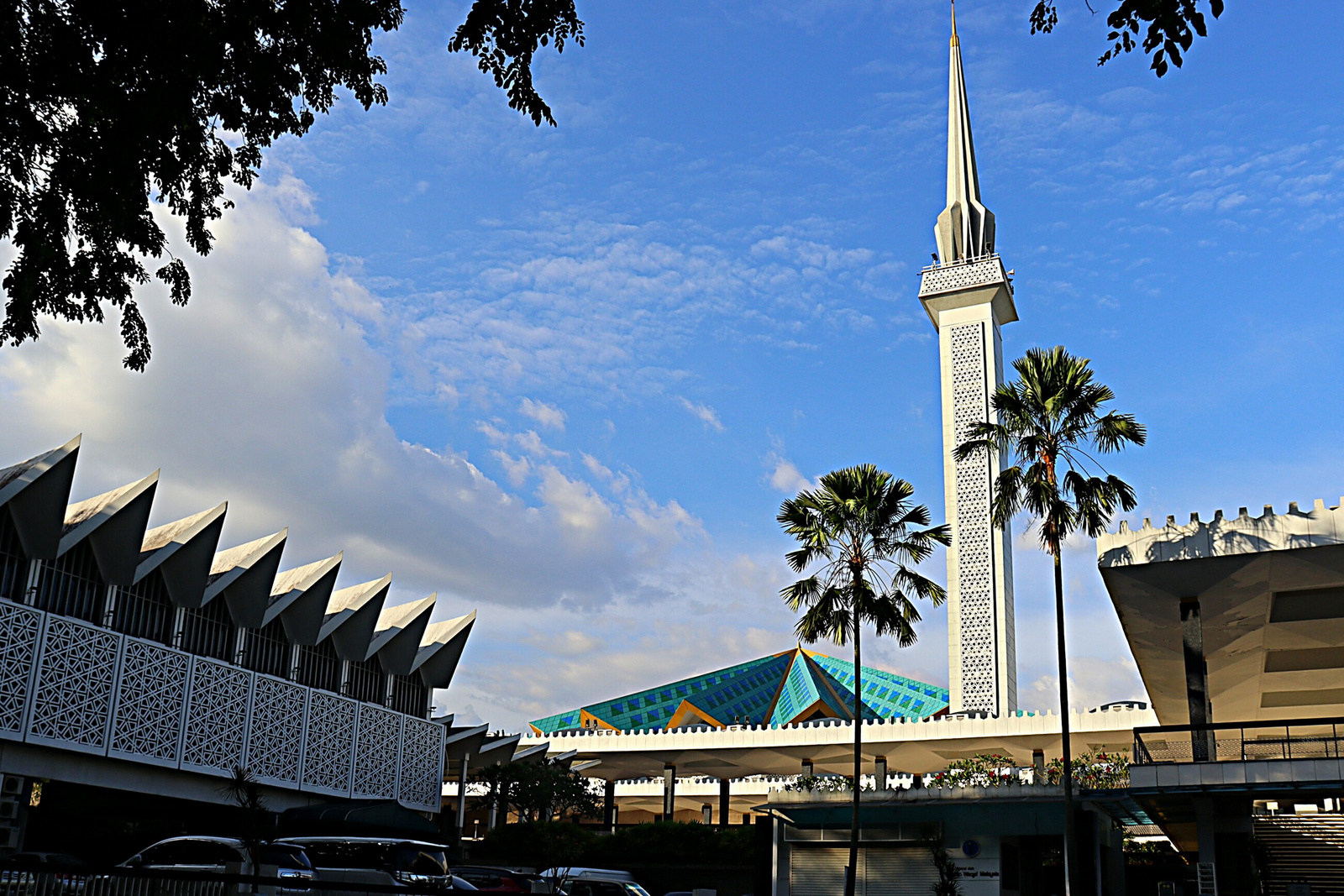 Modern mecset