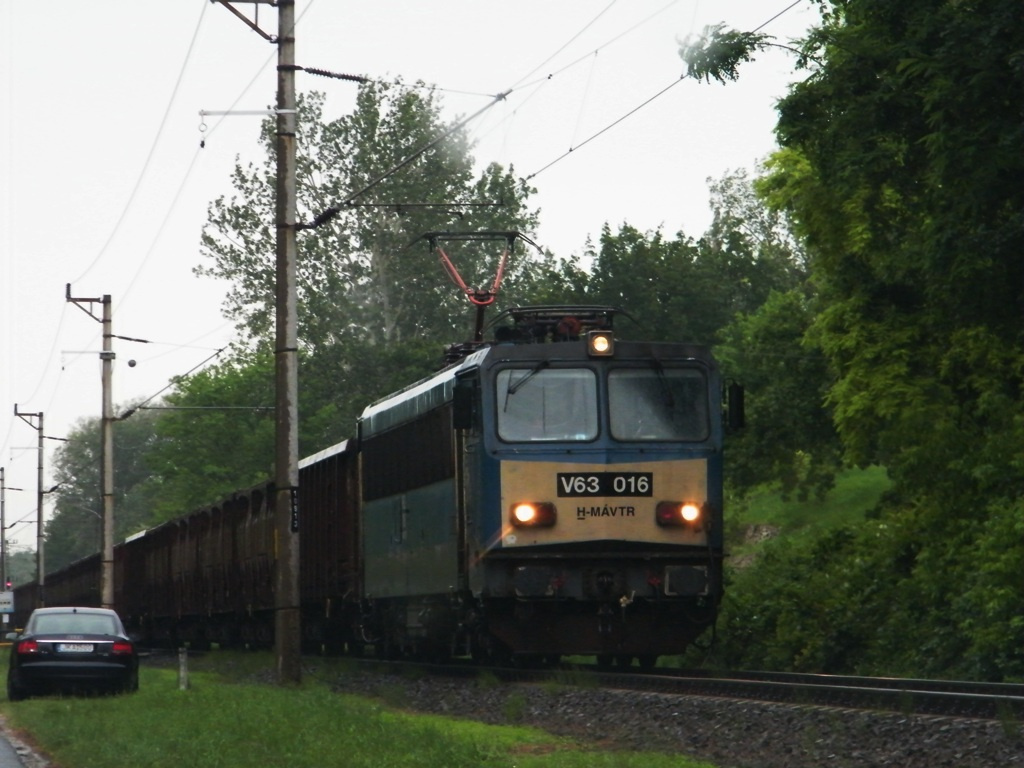 V63 016 - 2010 06 22 - HZ szénvonat - Siófok