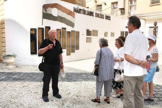 Mihala T mesél az emléktáblák előtt (2)