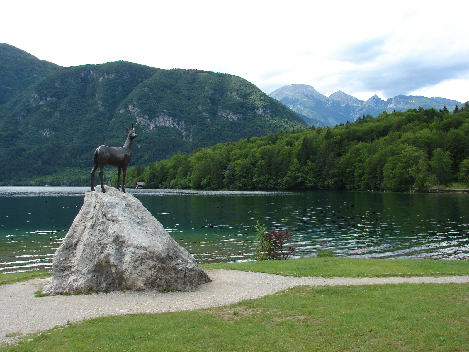 A Bohinj-i tó,-Szlovénia legnagyobb tava.