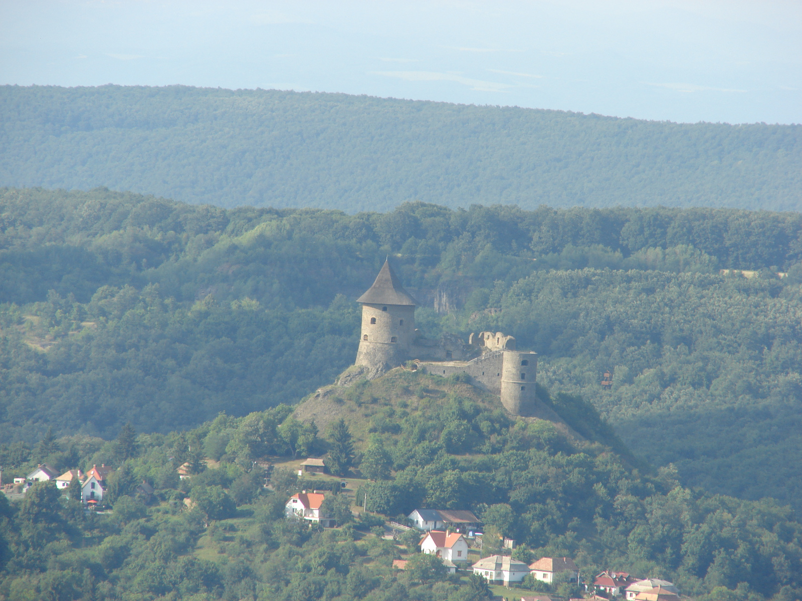 Somoskő vára,-a Salgó várából.