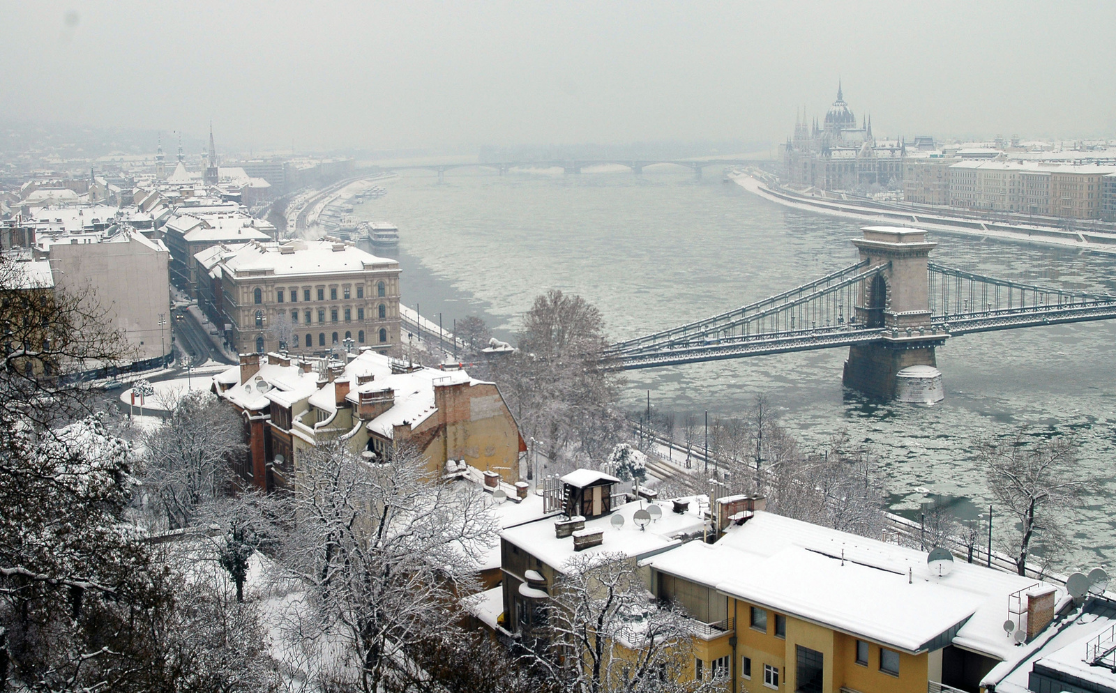 Havas háztetők és jeges Duna
