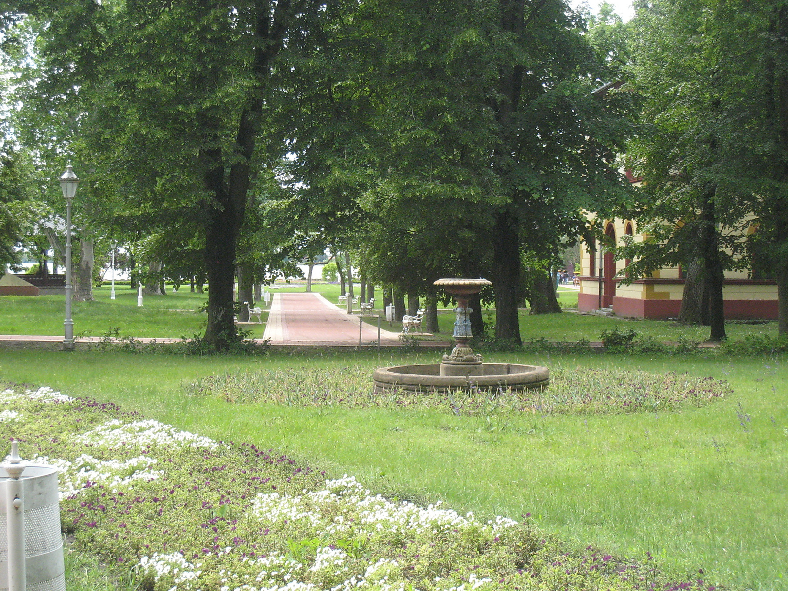 régi szökőkút a parkban