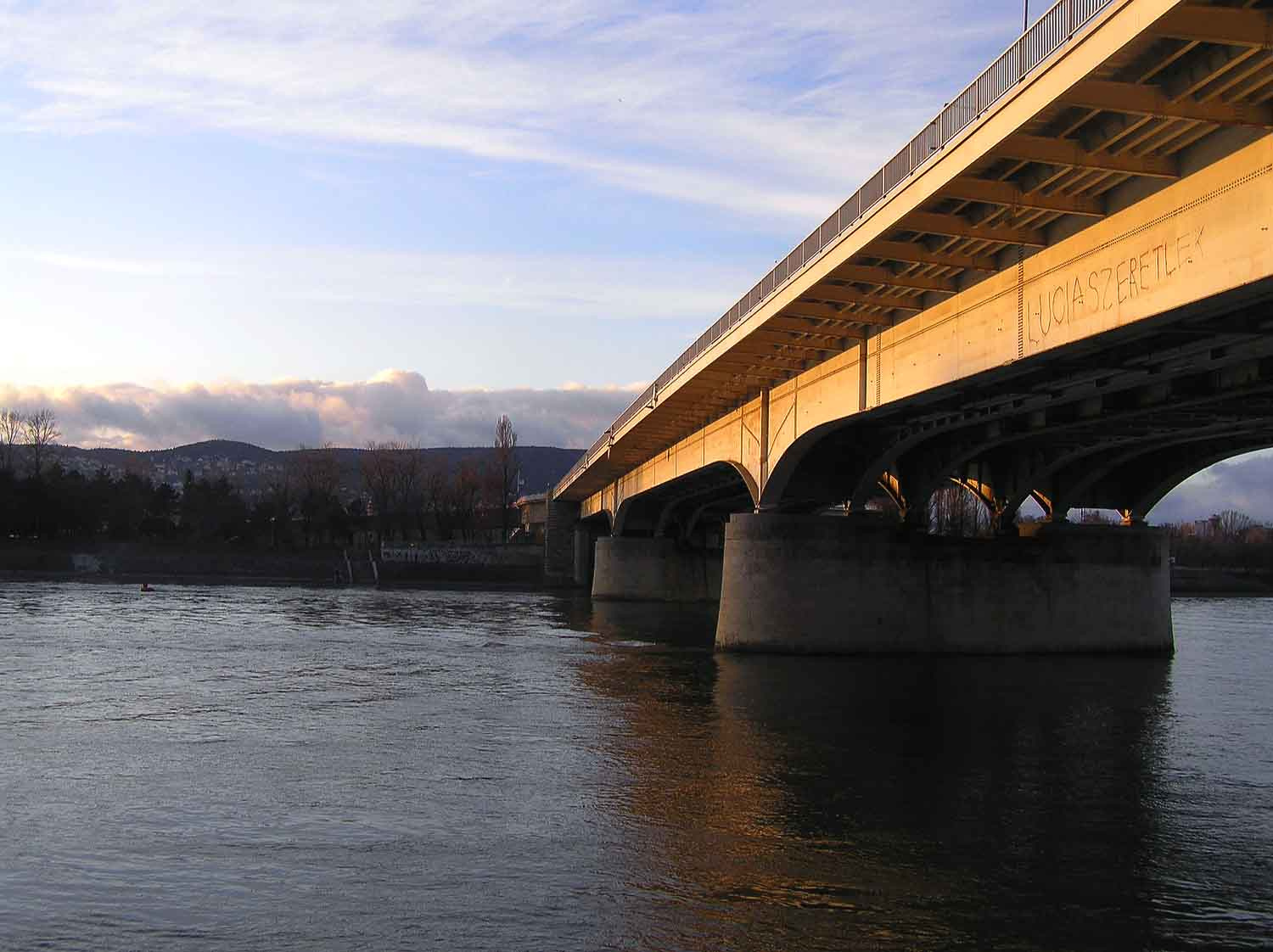 Napsütötte Árpád híd
