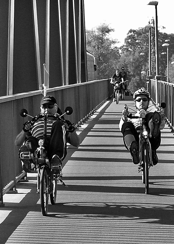 Kerékpáros forgalom az összekötő hídon