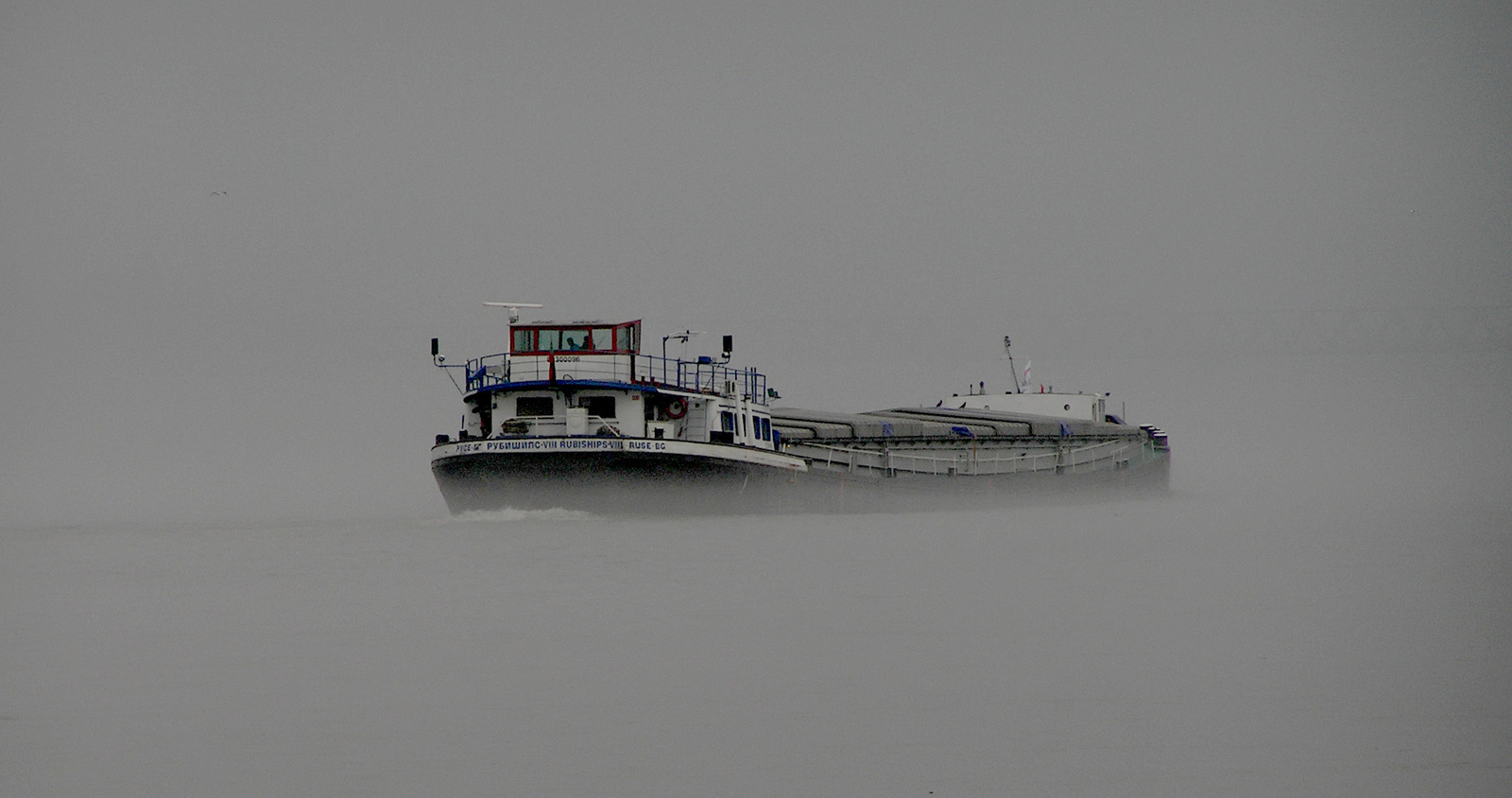 dunai hajózás a ködben