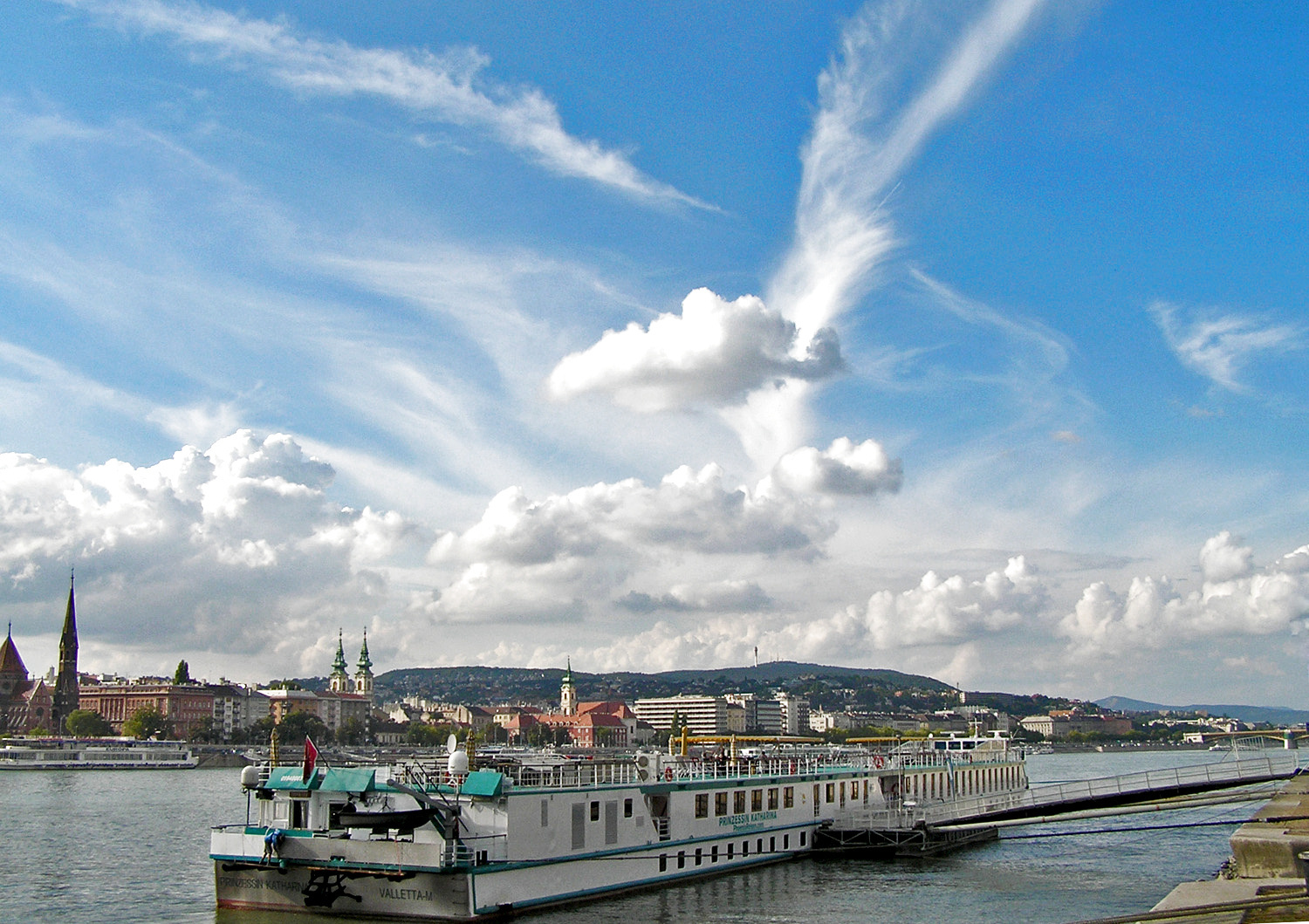 felhők a Duna felett