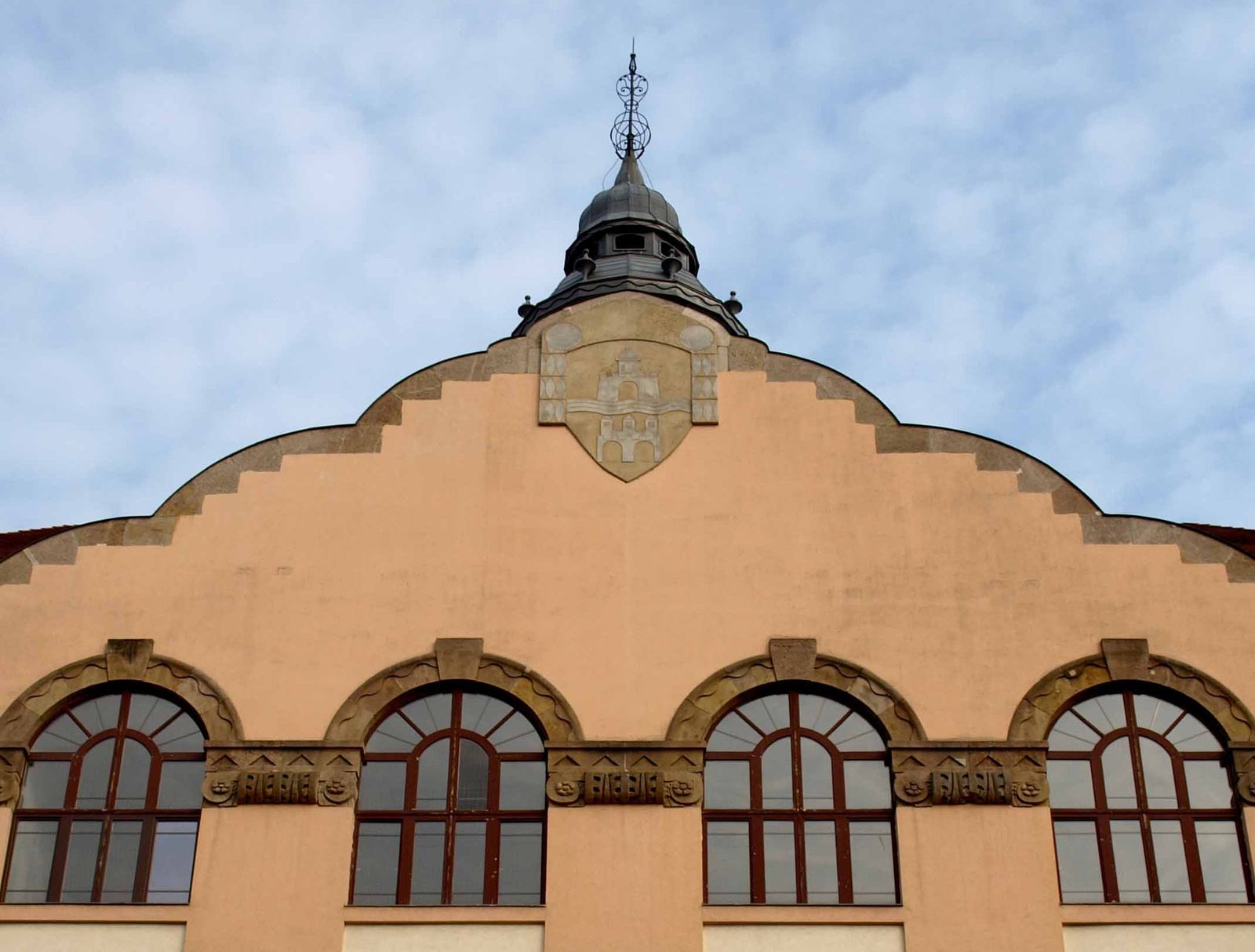 József Attila gimnázium Váli utca - homlokzat, ablakok