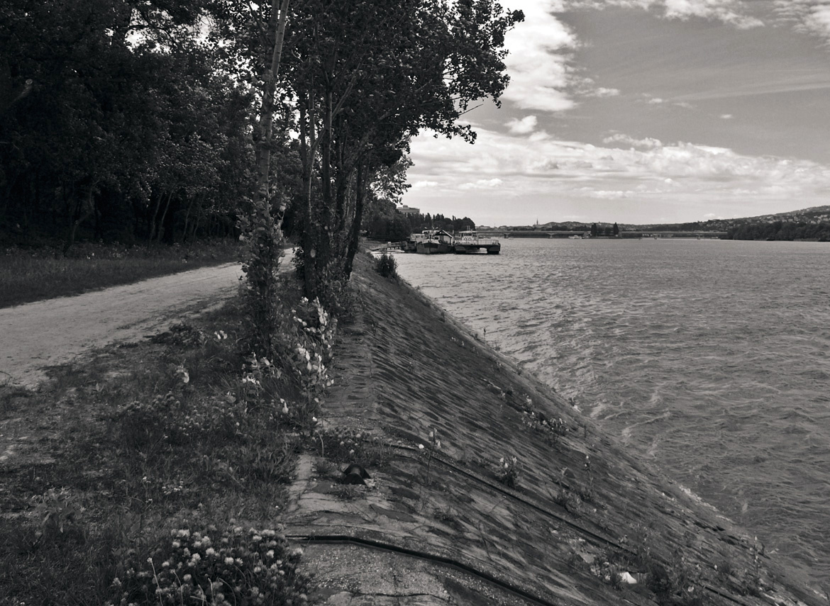 út a Duna parton az összekötő hídtól a Marina partig