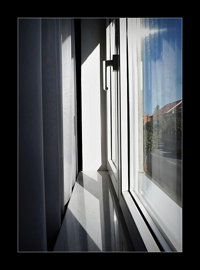 Függöny és ablak között