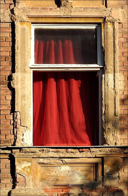 Piros függöny