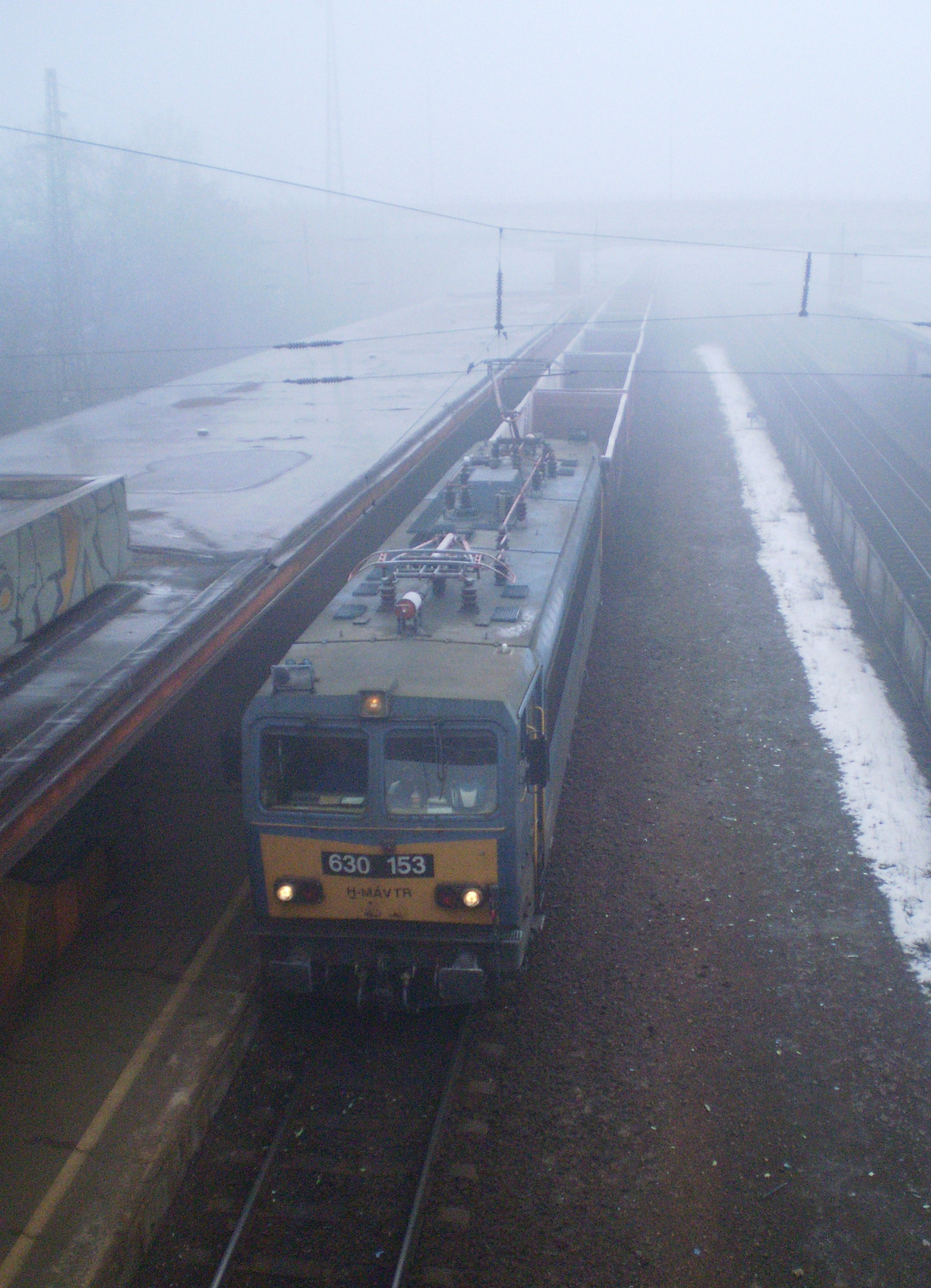 MÁV 630 153 Gigant tehervonattal Kökin vastag ködben