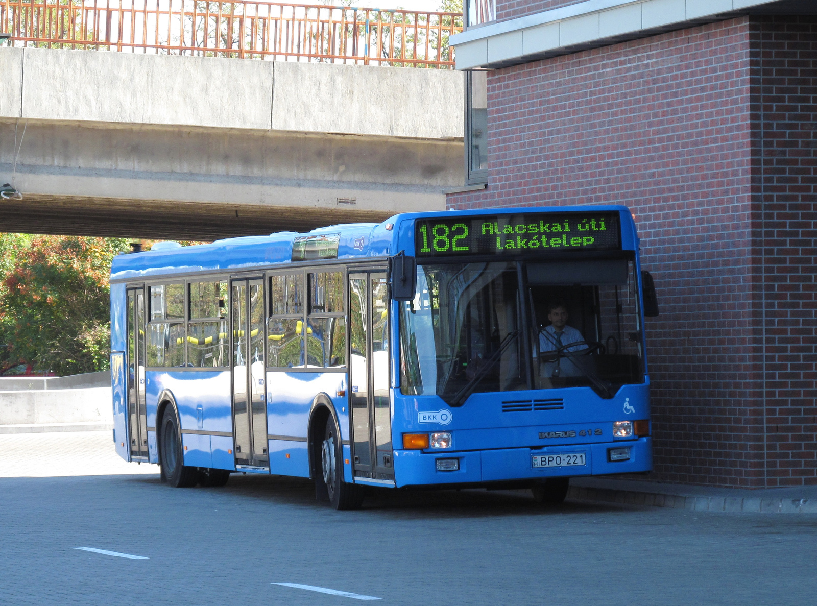 BKK Ikarus 412