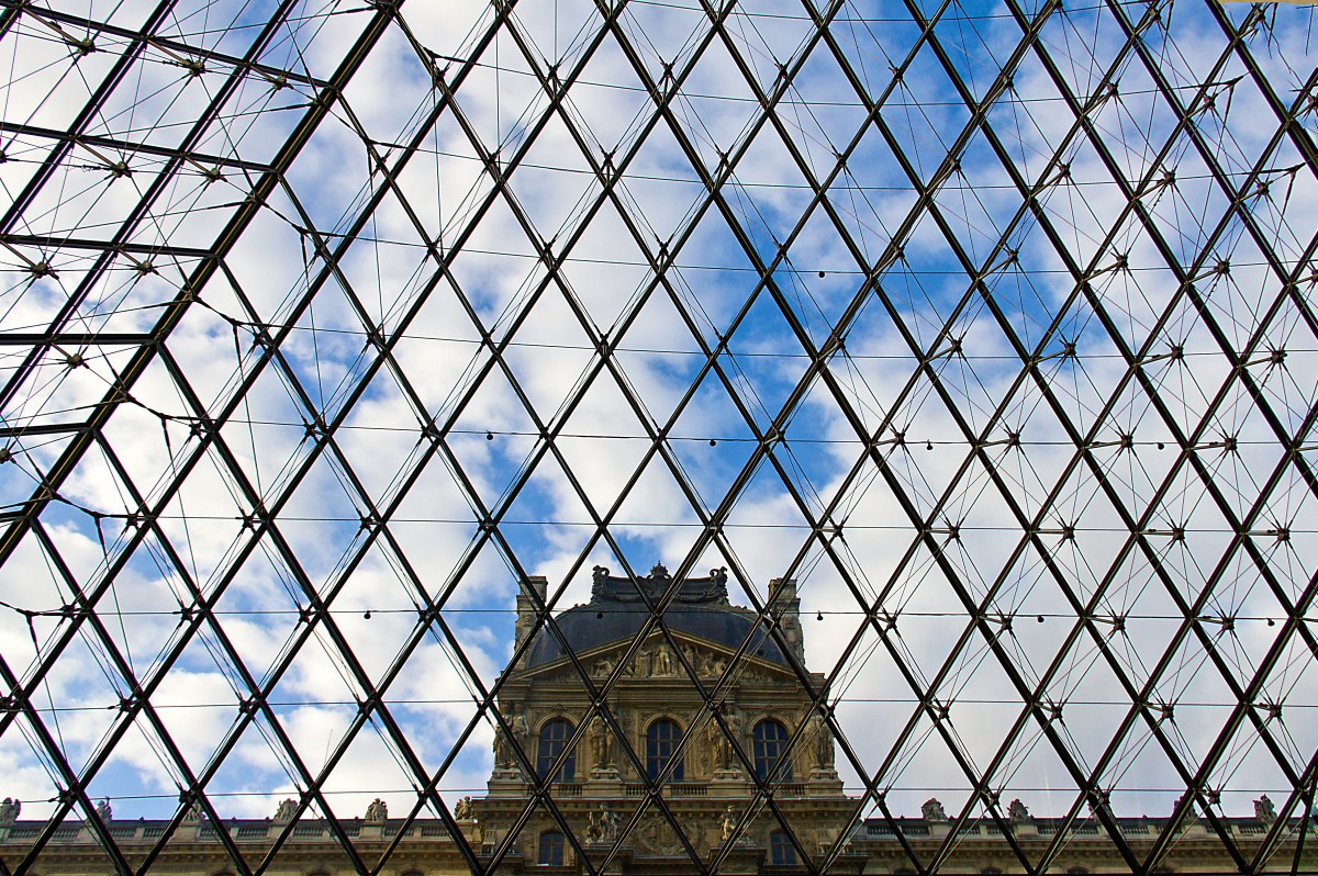 Louvre üvegen át