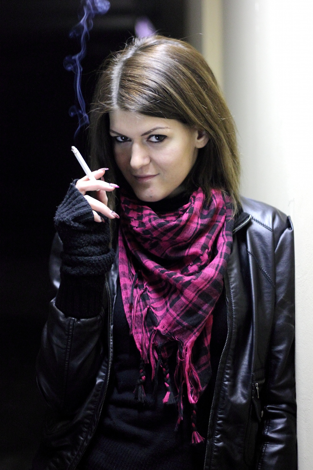 lány cigarettával
