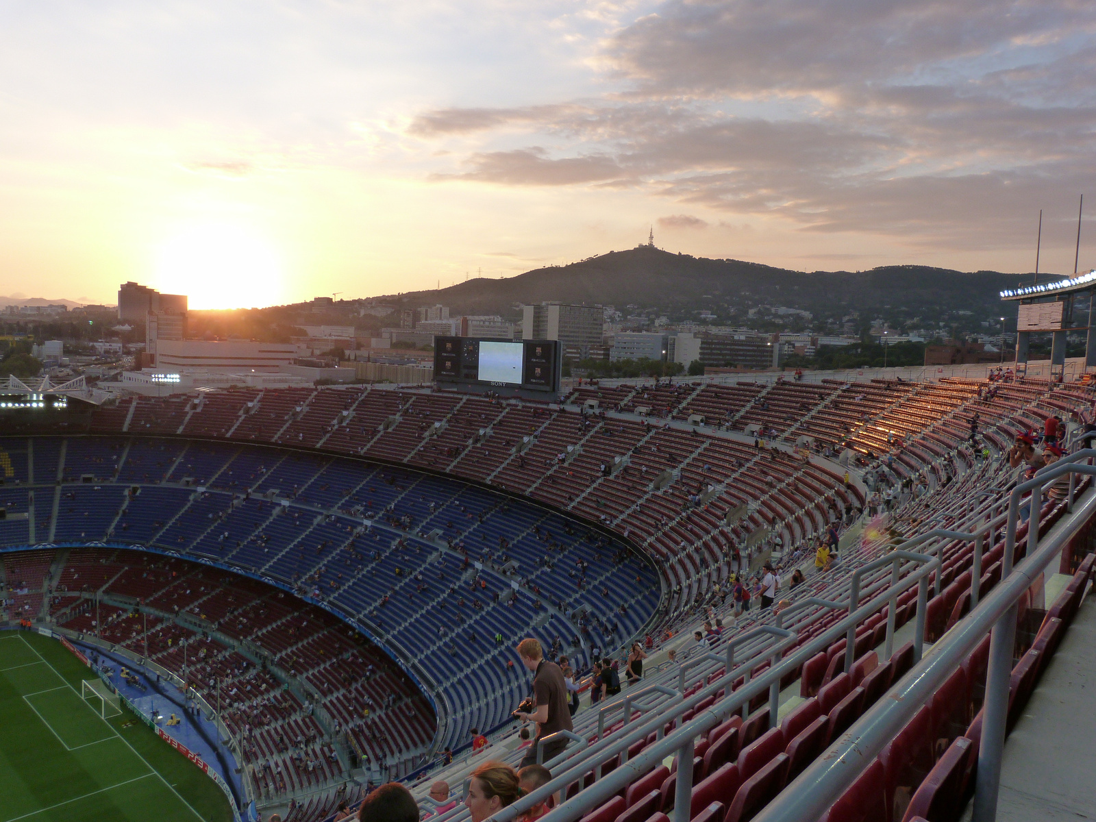 Naplemente a Camp Nou felett