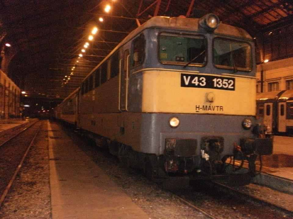 431 352