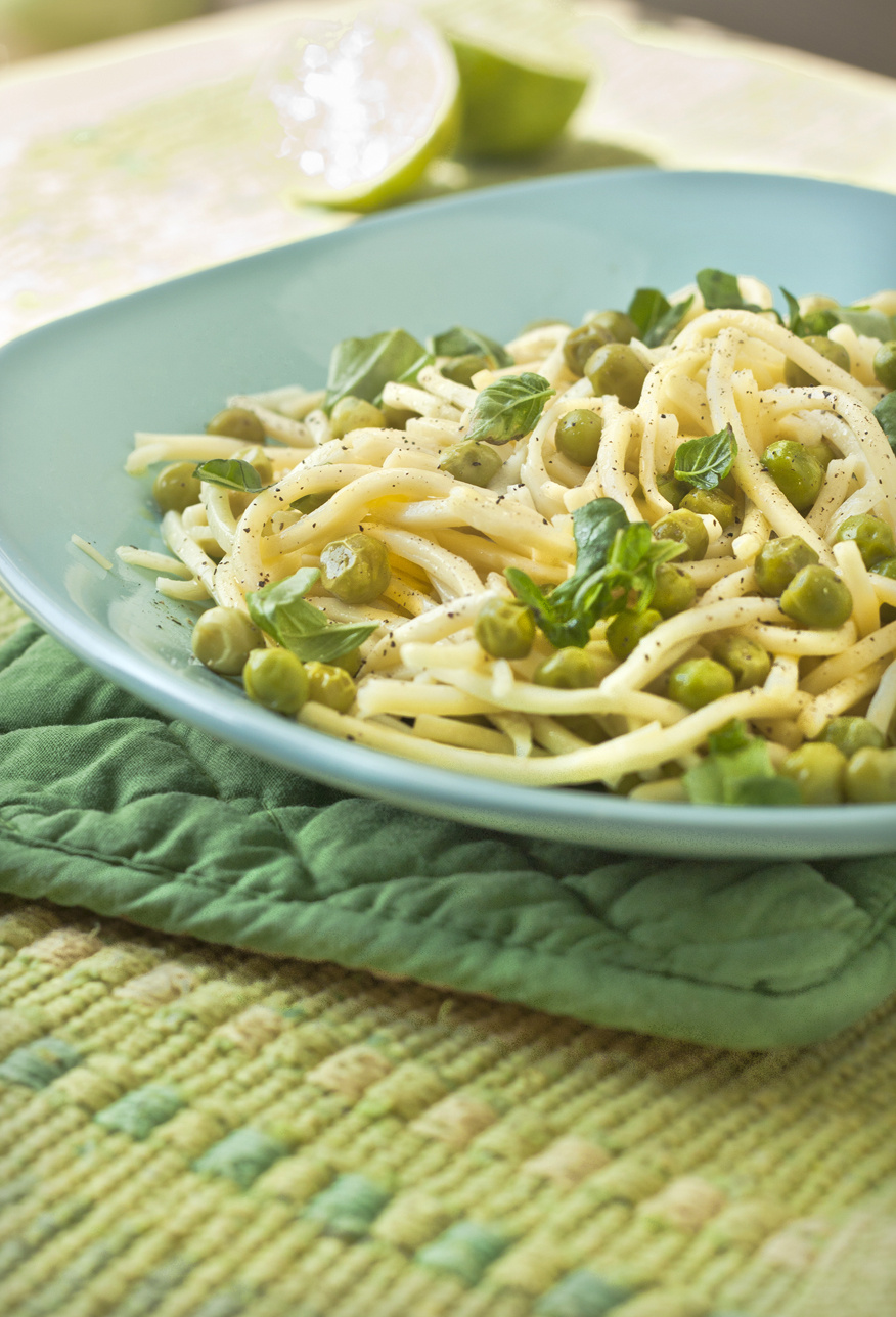 Vajas-borsos linguine párolt zöldborsóval,friss bazsalikommal