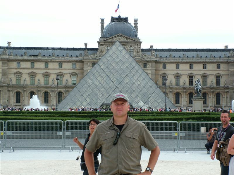 A Louvre és egy utazó