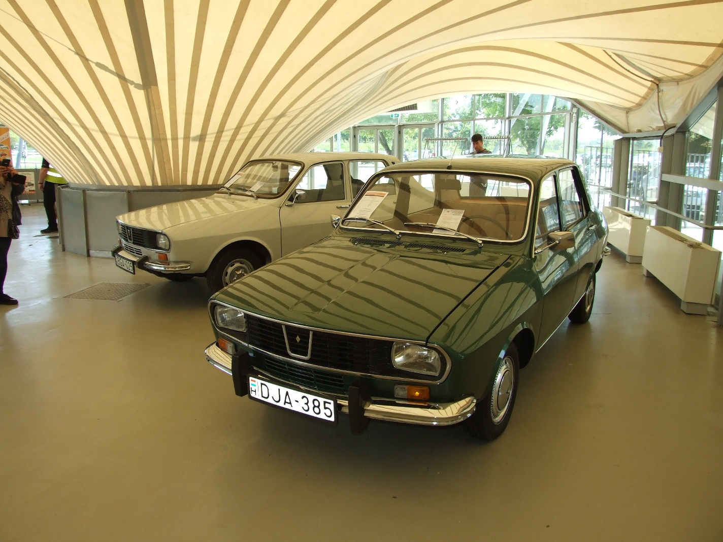 b Dacia 1300 Renault 12 a