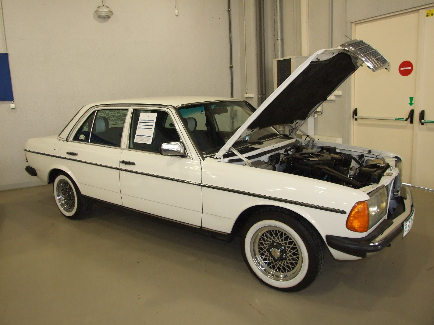 b Mercedes W123 200 a