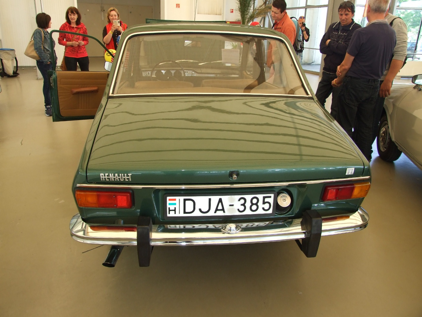 b Renault 12 a