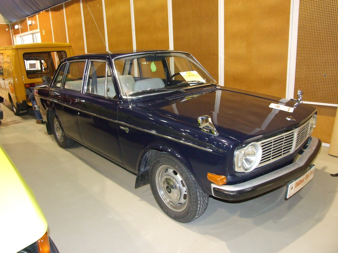 b Volvo 144 a