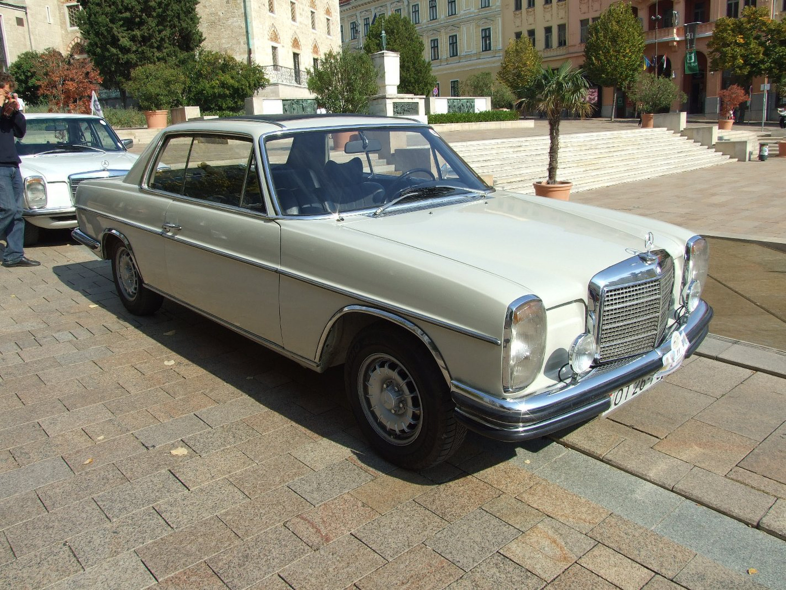 Mercedes 250Caut a