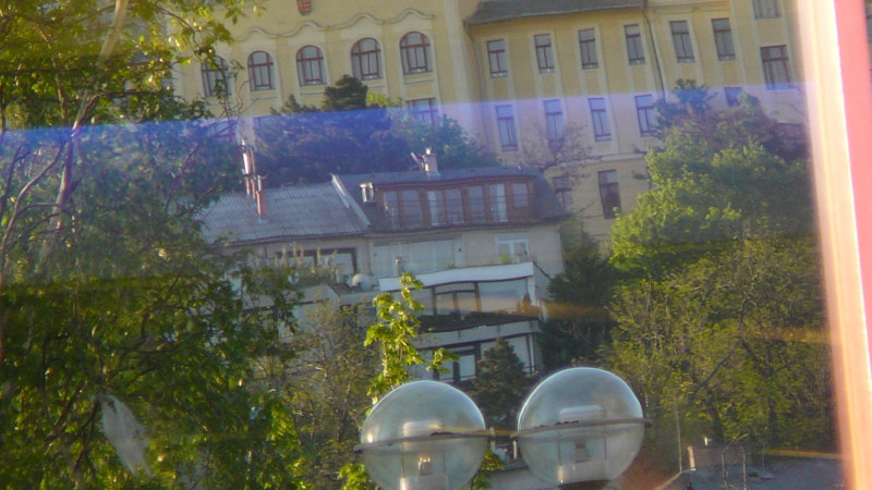 Kongresszusi Központ ablakán tükörkép.