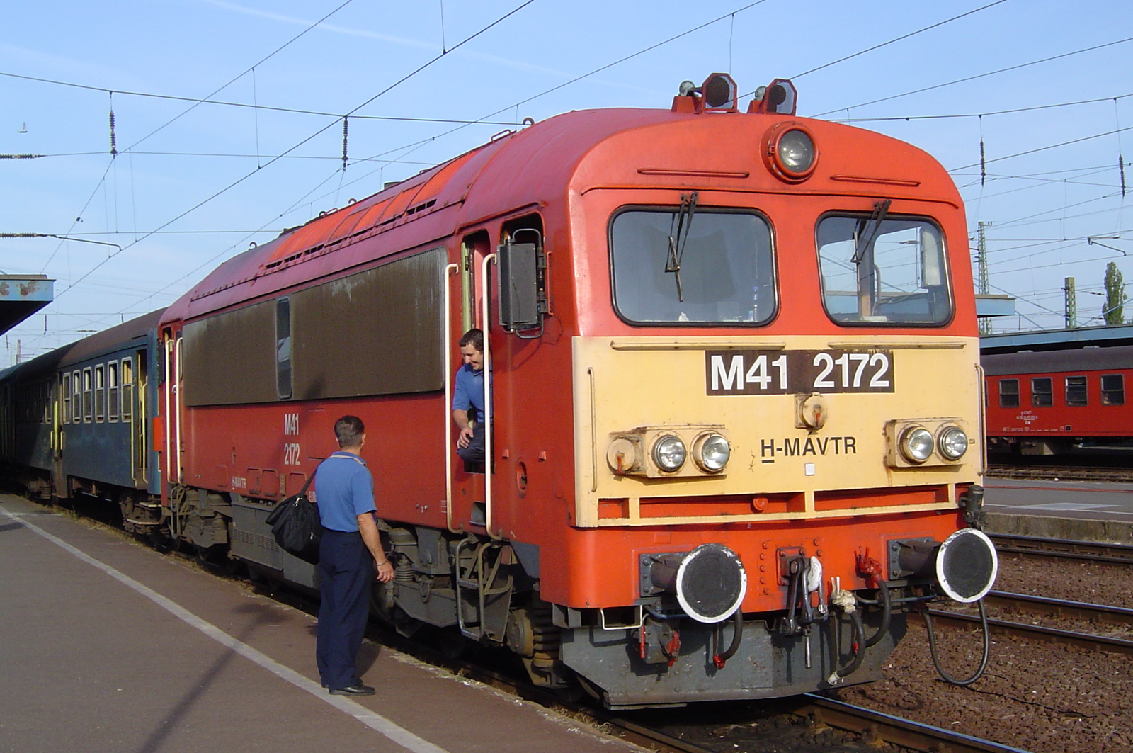 'Műszakváltás'(?) mozdonyvezetők egymás közt. Debrecen 2009.09.1