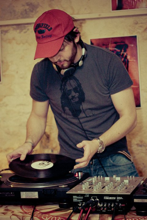 dj. István