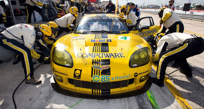 Pit Stop a Corvette-nél