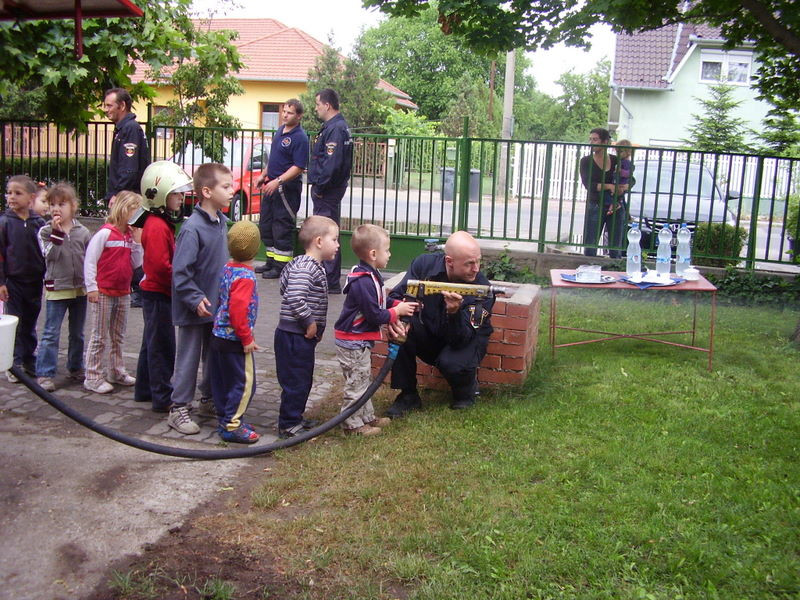 2009.05.28.ovi Tűzoltókkal 035