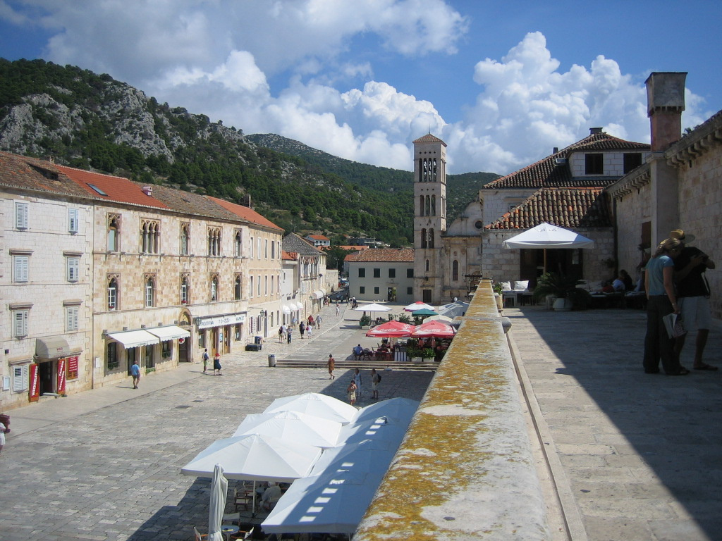 a főtér a színház teraszáról, Hvar