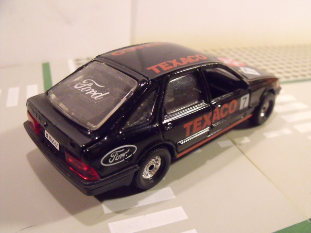 Ford Sierra 2-3 Ghia Corgi Texaco (2)