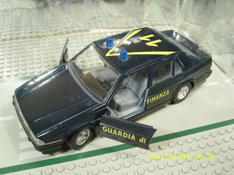 Alfa 75 polizia Bburago (5)