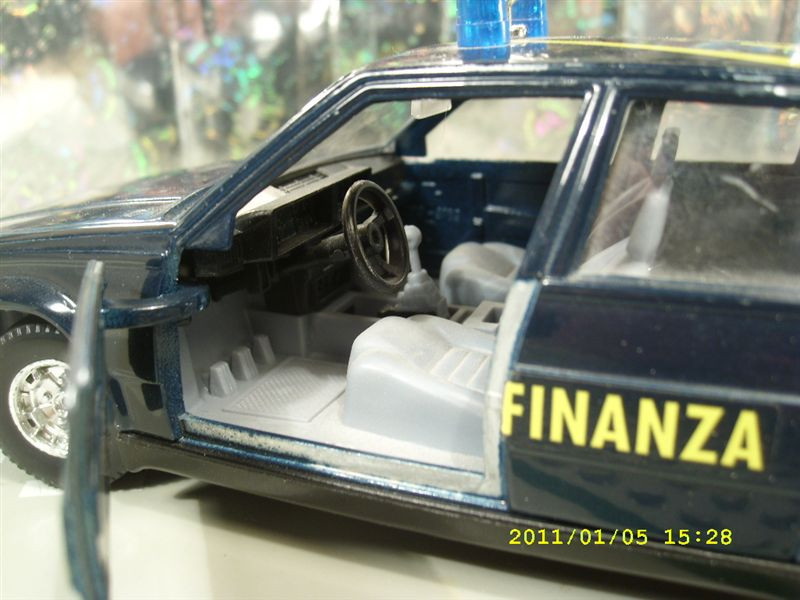 Alfa 75 polizia Bburago (4)