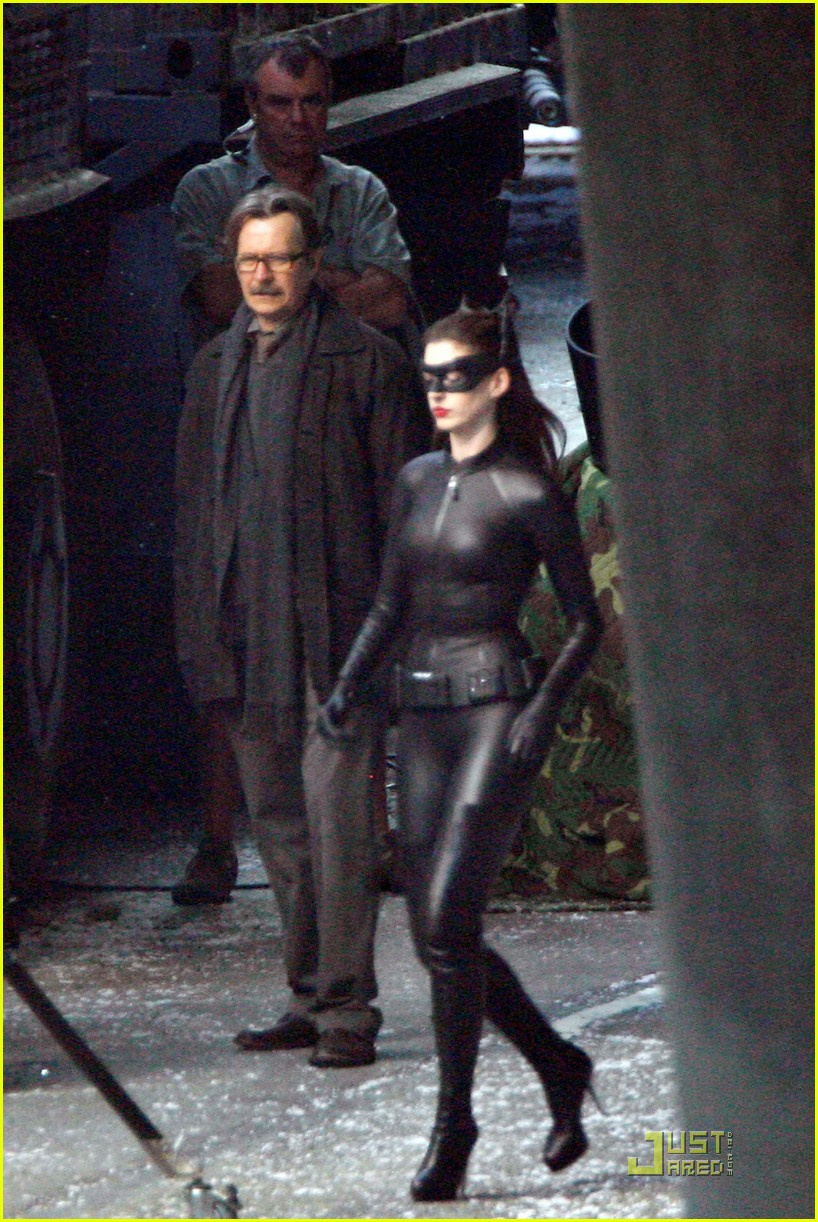 dark-knight-rises-anne-hathaway-set-image-05