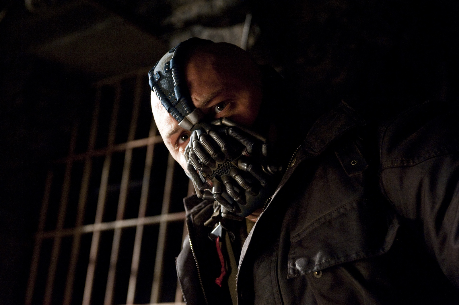 the-dark-knight-rises-tom-hardy-bane-image