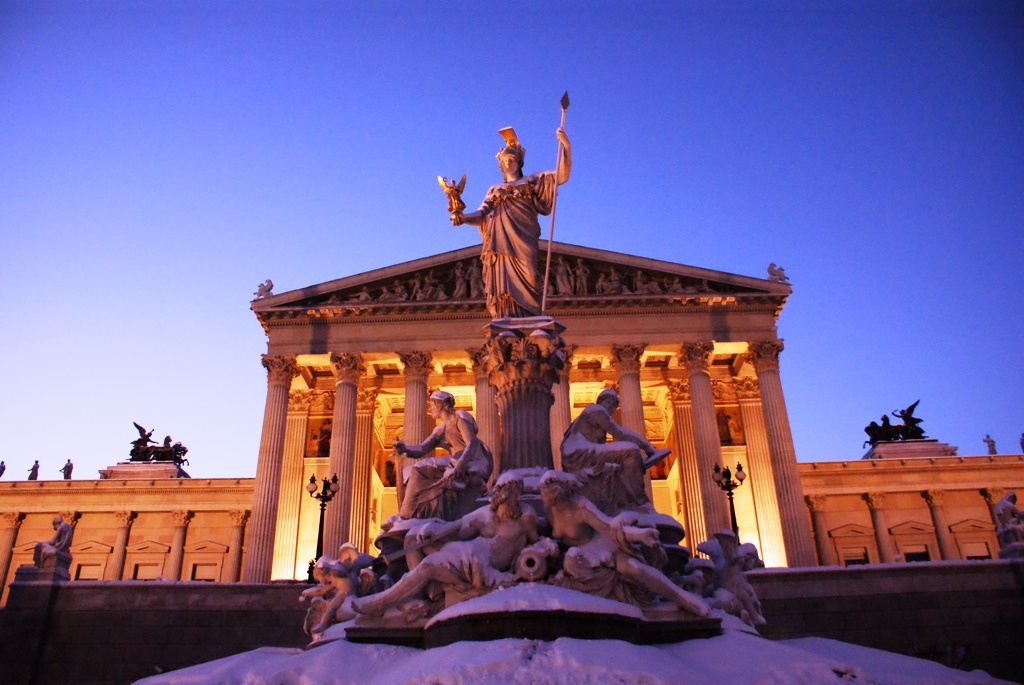 Bécs Advent 2010 - a Parlament és Pallas Athene szobra