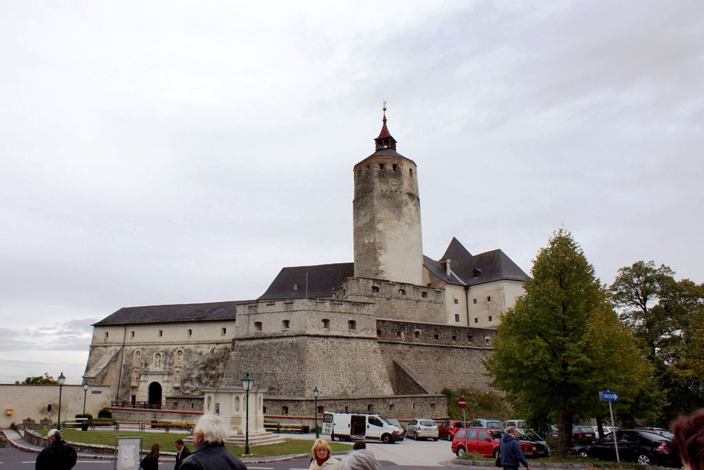 Fraknó vára középkori őrtoronnyal