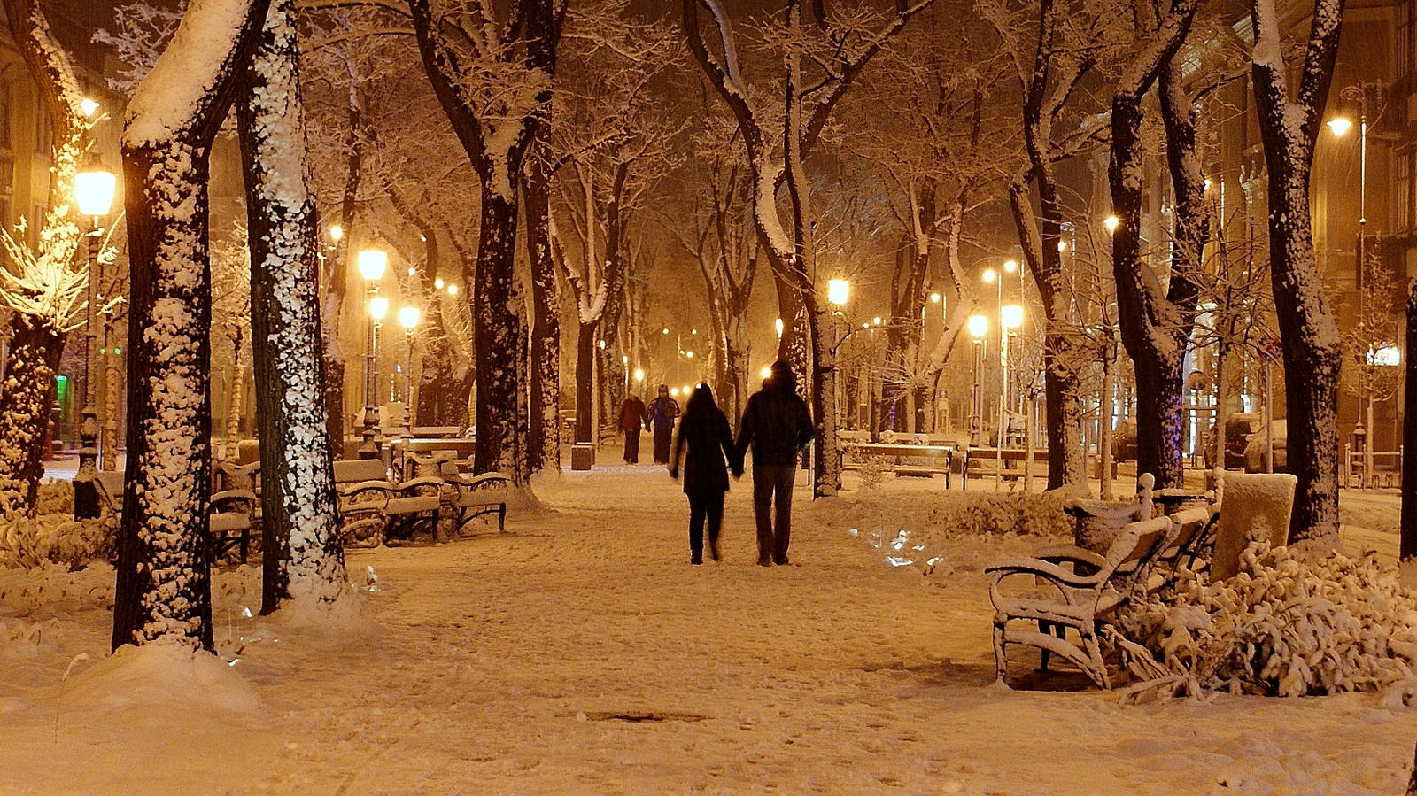 A vasárnapi, késő esti hóesés romantikus sétára csábít.