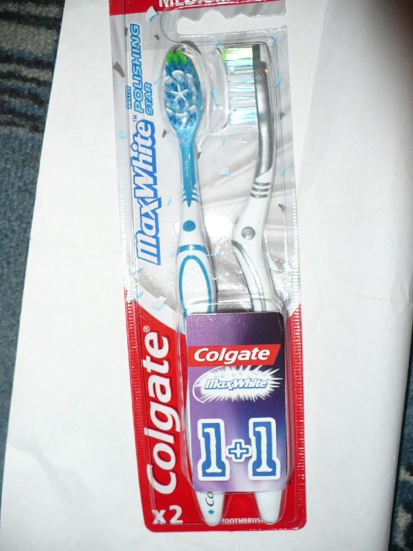 Fogkefe Colgate MaxWhite kék és ezüst P1080880