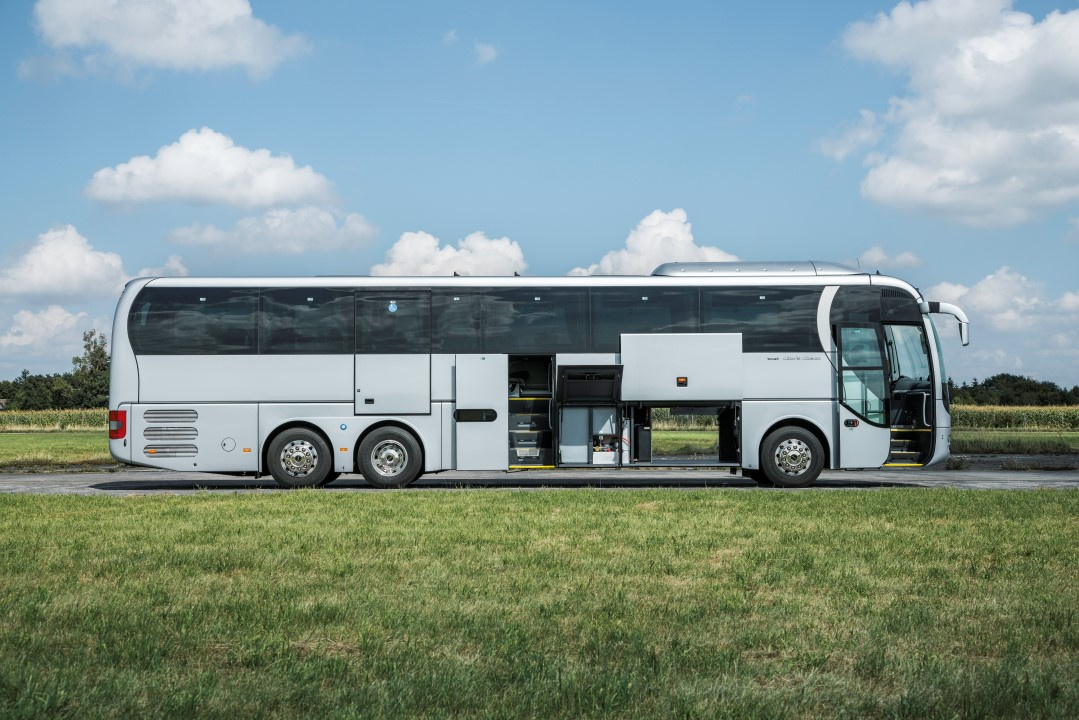 P Bus EOT LionsCoach 2016-10 (Custom)
