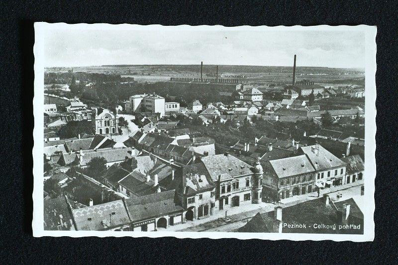 Bazin (ma Pezinok, Szlovákia), képeslap látkép, baloldalt a zsin