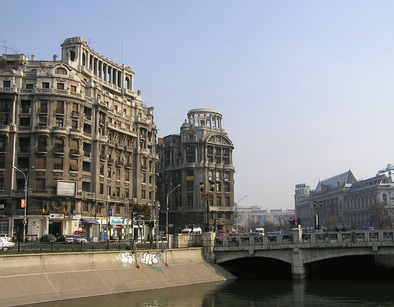 Bukarest A Dambovita partján
