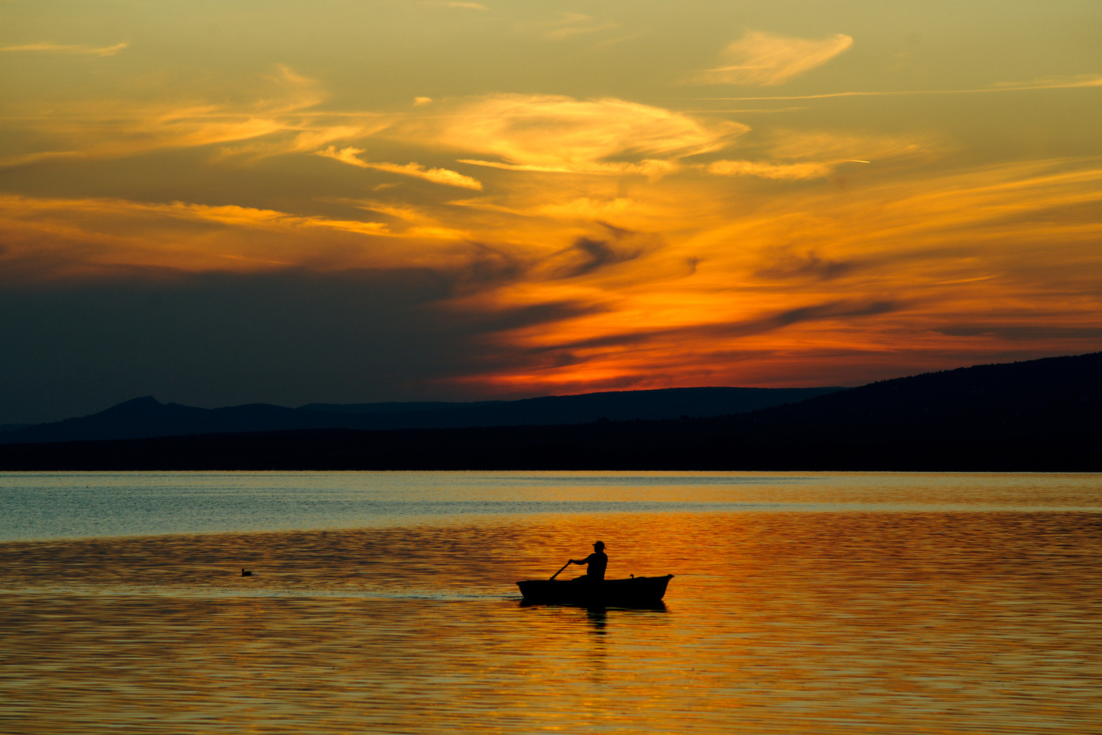 csónak + tó+naplemente+dombok+kacsák