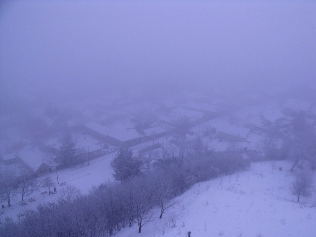 Fehérbe rejtőzik a falu