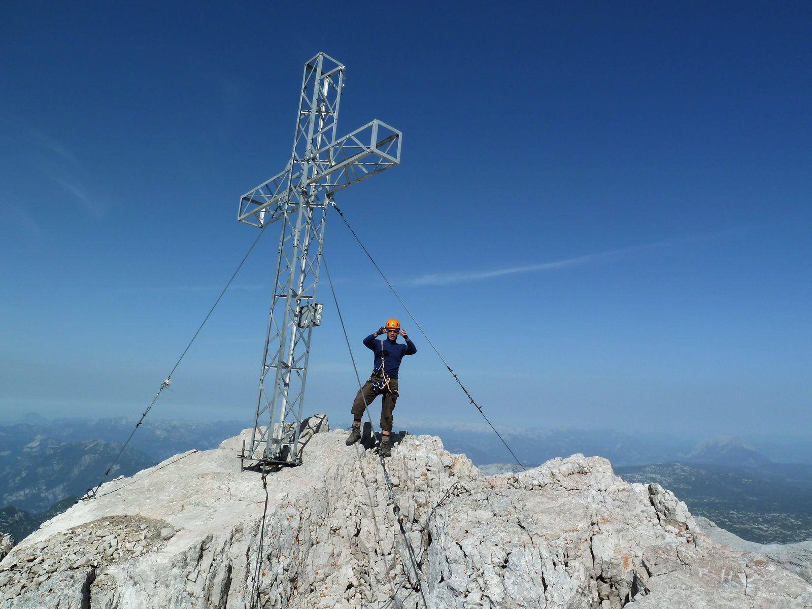 Csoportkép a csúcskereszttel a Hoher Dachstein-on 2995 m